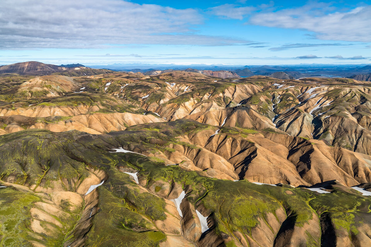 Montagne di riolite colorate di Landmannalaugar viste dall’alto con valli e colate di lava