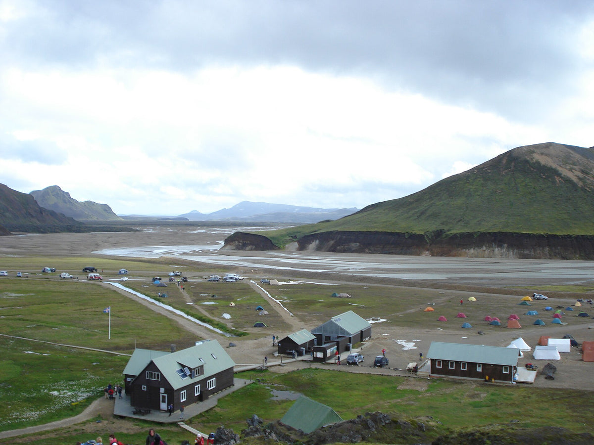 Rifugio e campeggio di Landmannalaugar con tende e piccoli edifici in legno