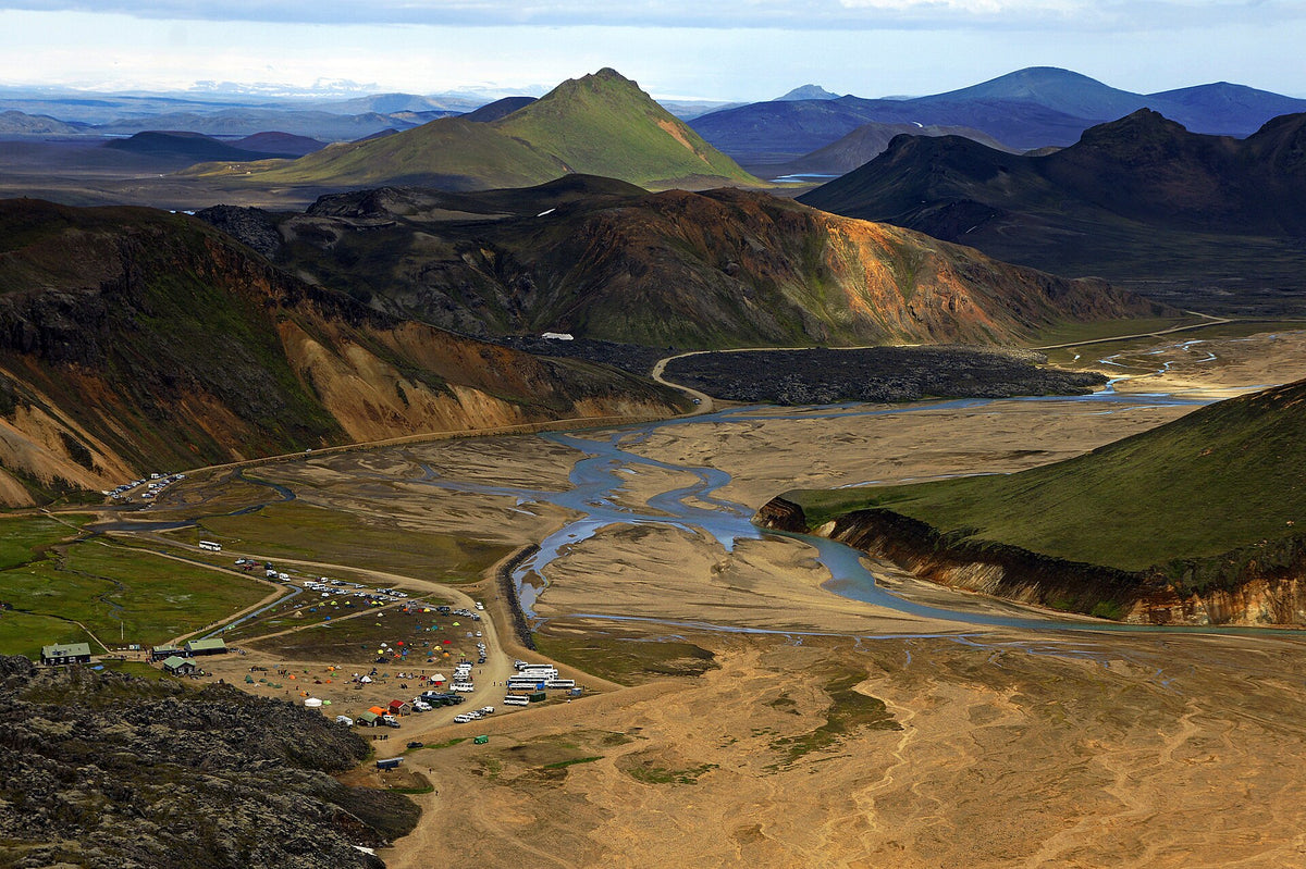 Vista dall’alto dell’area di Landmannalaugar con il campeggio, il rifugio e i fiumi tra le montagne