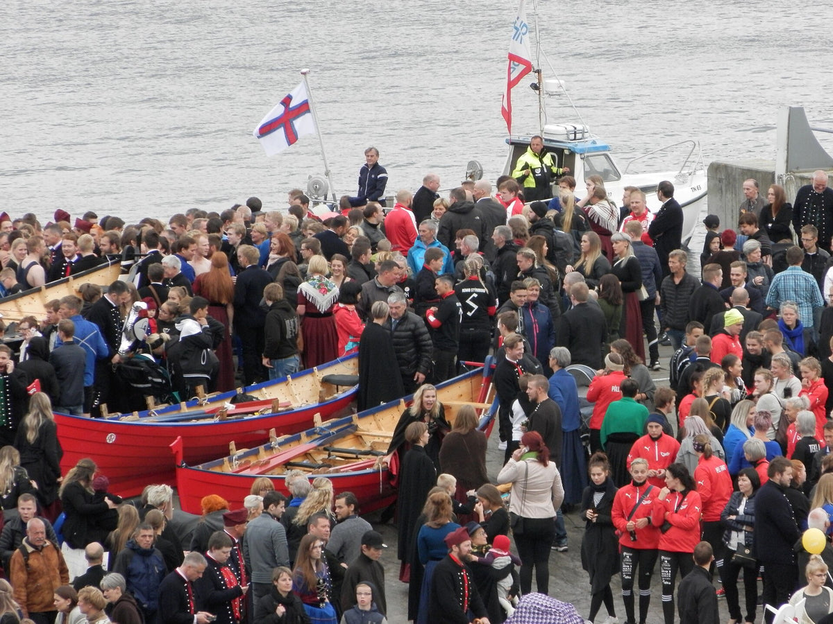 Folla e barche tradizionali nel porto di Tórshavn durante la festa nazionale Ólavsøka