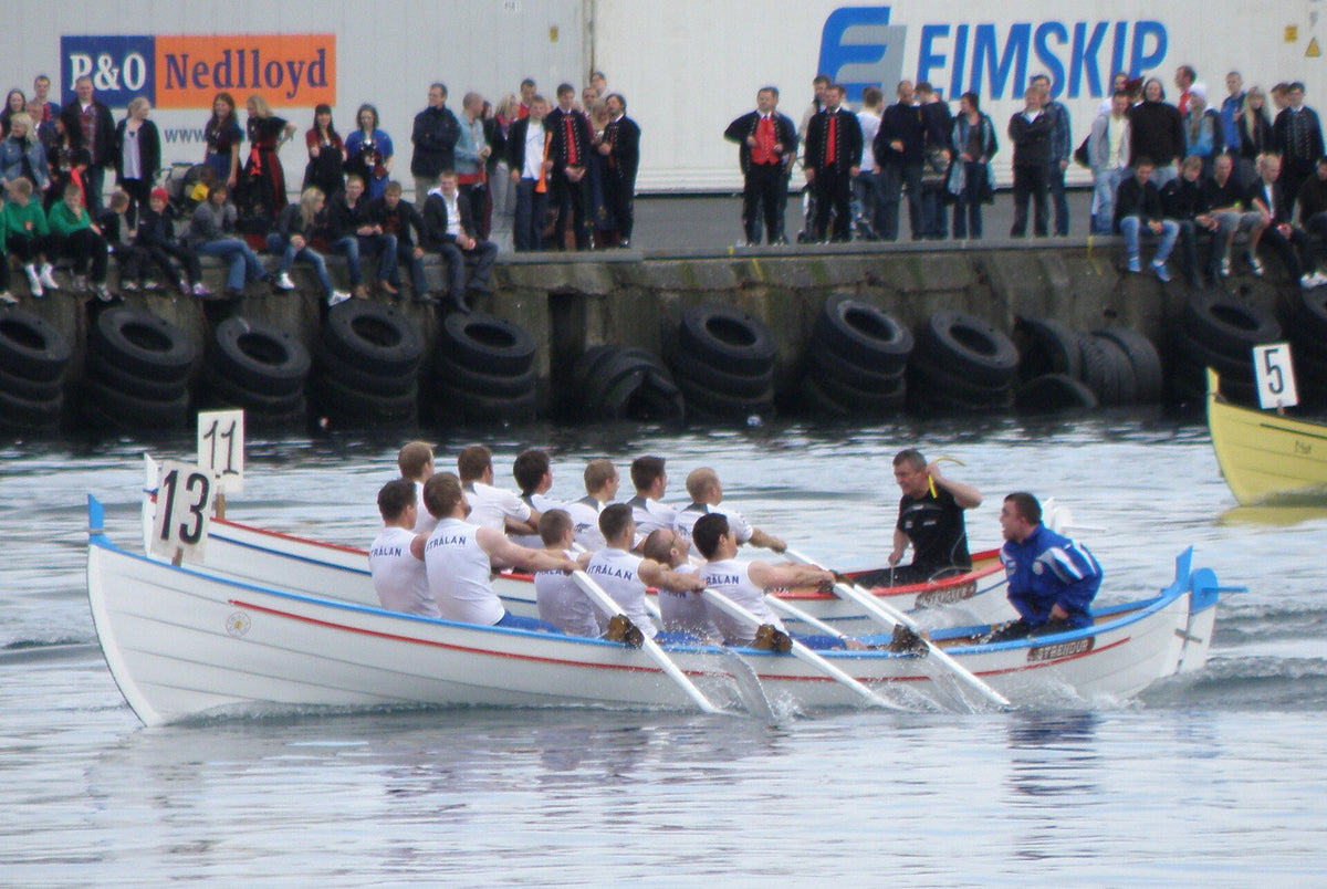 Regata di barche a remi tradizionali faroesi durante la festa di Ólavsøka a Tórshavn