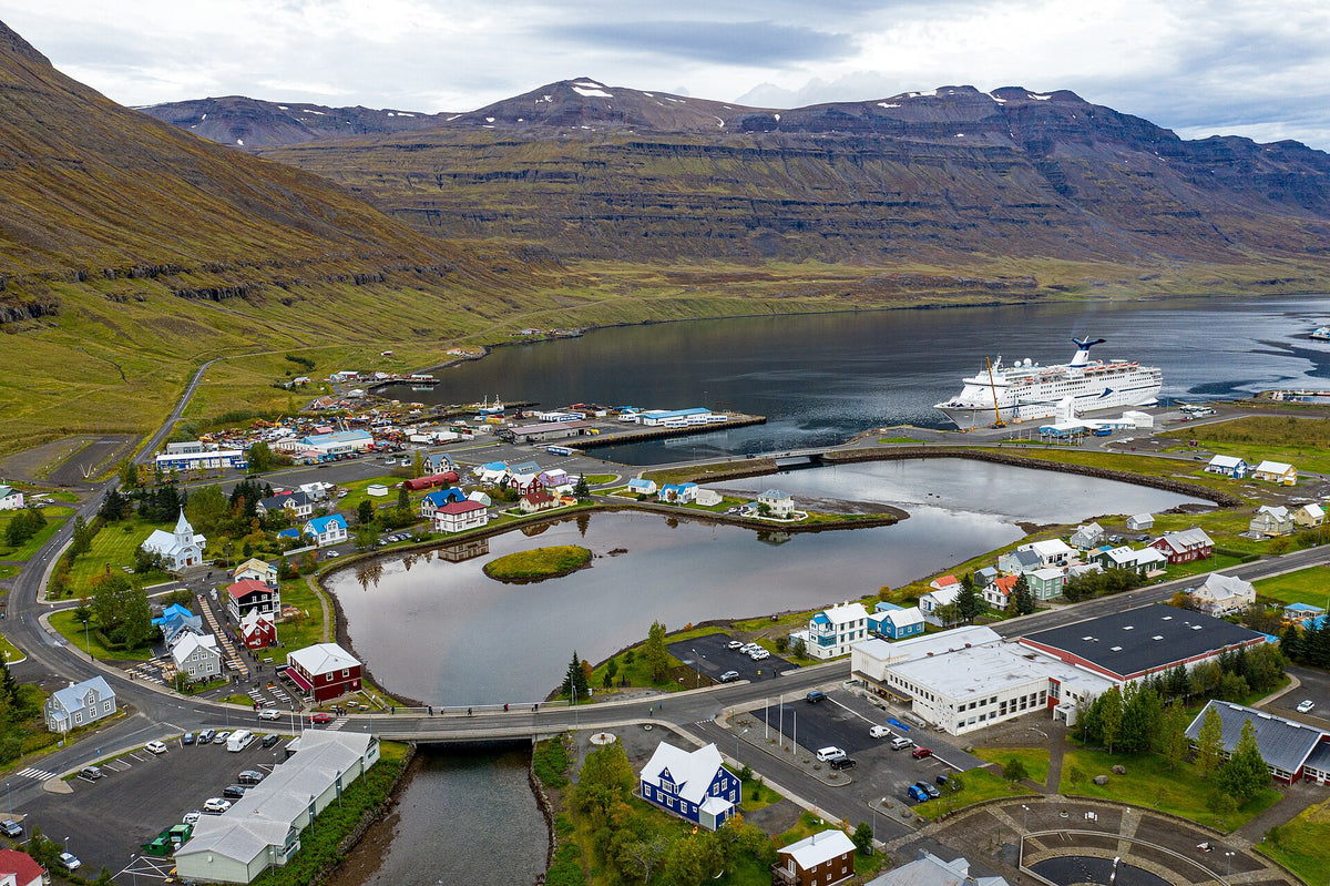 Vista dall’alto di Seyðisfjörður con il porto, la nave Norröna ormeggiata e il fiordo tra le montagne