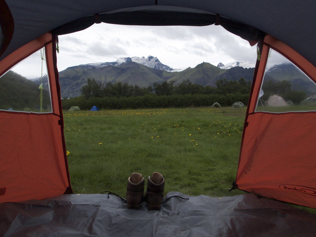 Vista dall'interno di una tenda sul campeggio di Skaftafell con le montagne innevate