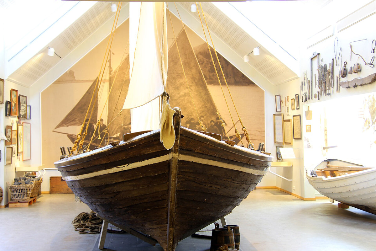 Barca da pesca islandese in legno esposta nel museo di Skógar