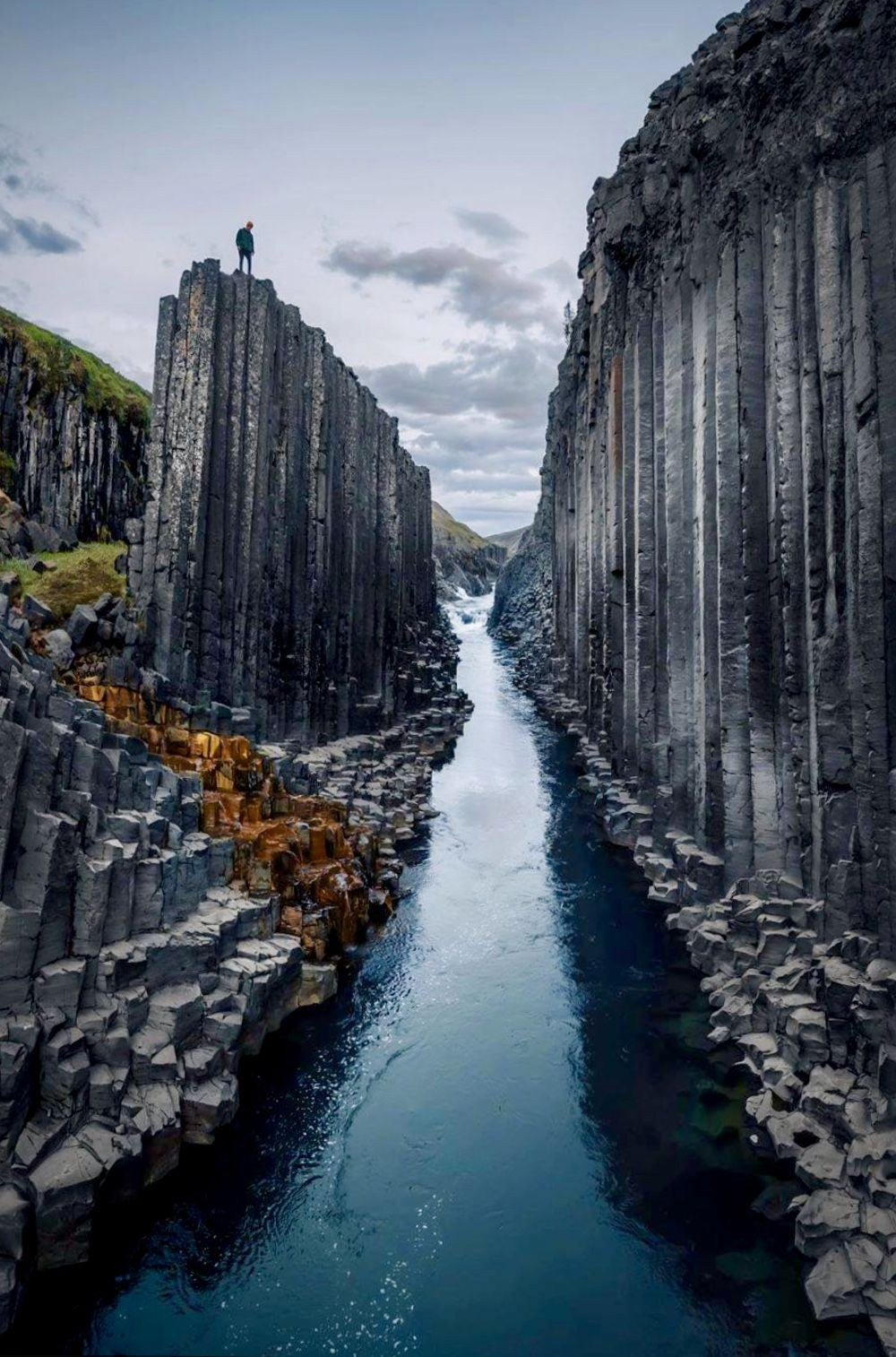Il canyon di Stuðlagil con le pareti di colonne basaltiche e il fiume azzurro