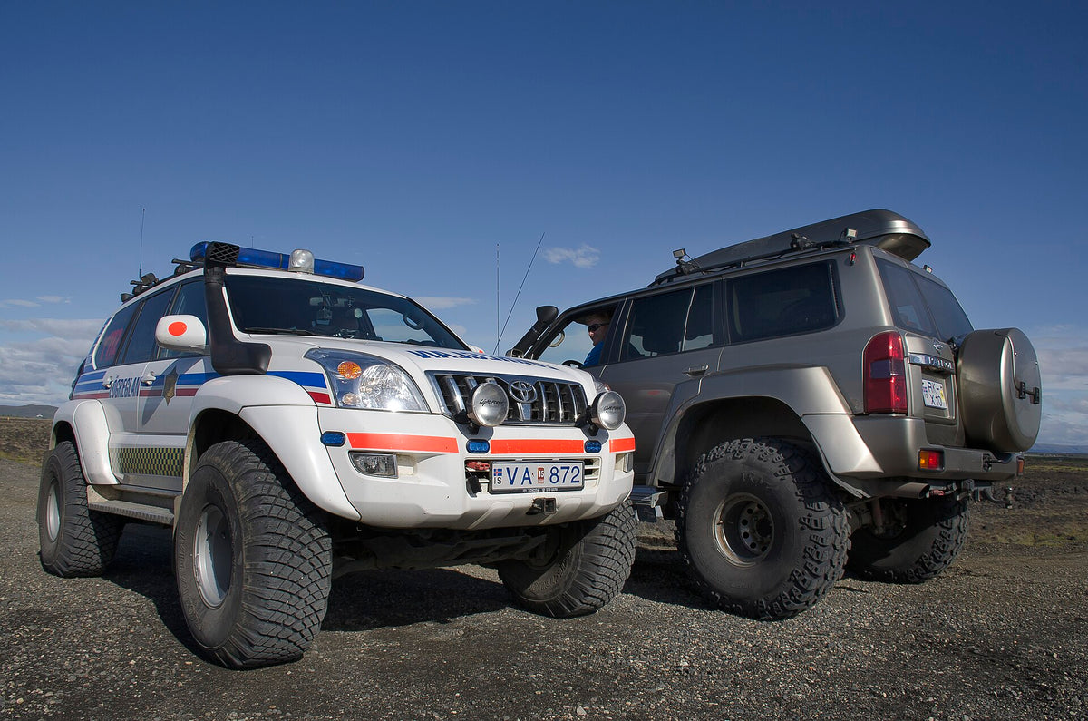Super jeep islandesi Toyota Land Cruiser della polizia e Nissan Patrol con pneumatici maggiorati