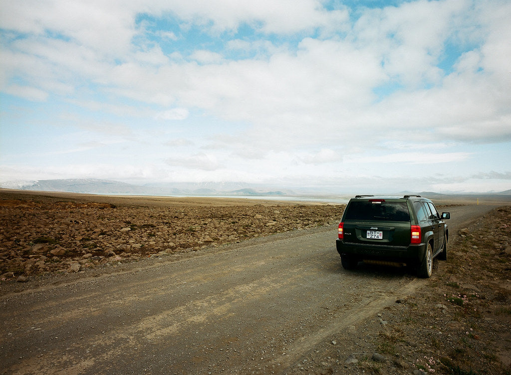 SUV 4x4 su una pista sterrata vuota delle Highlands islandesi