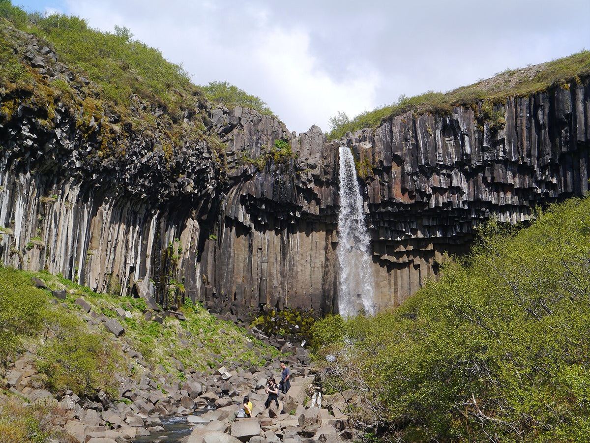 La cascata di Svartifoss tra colonne di basalto nel parco nazionale di Skaftafell
