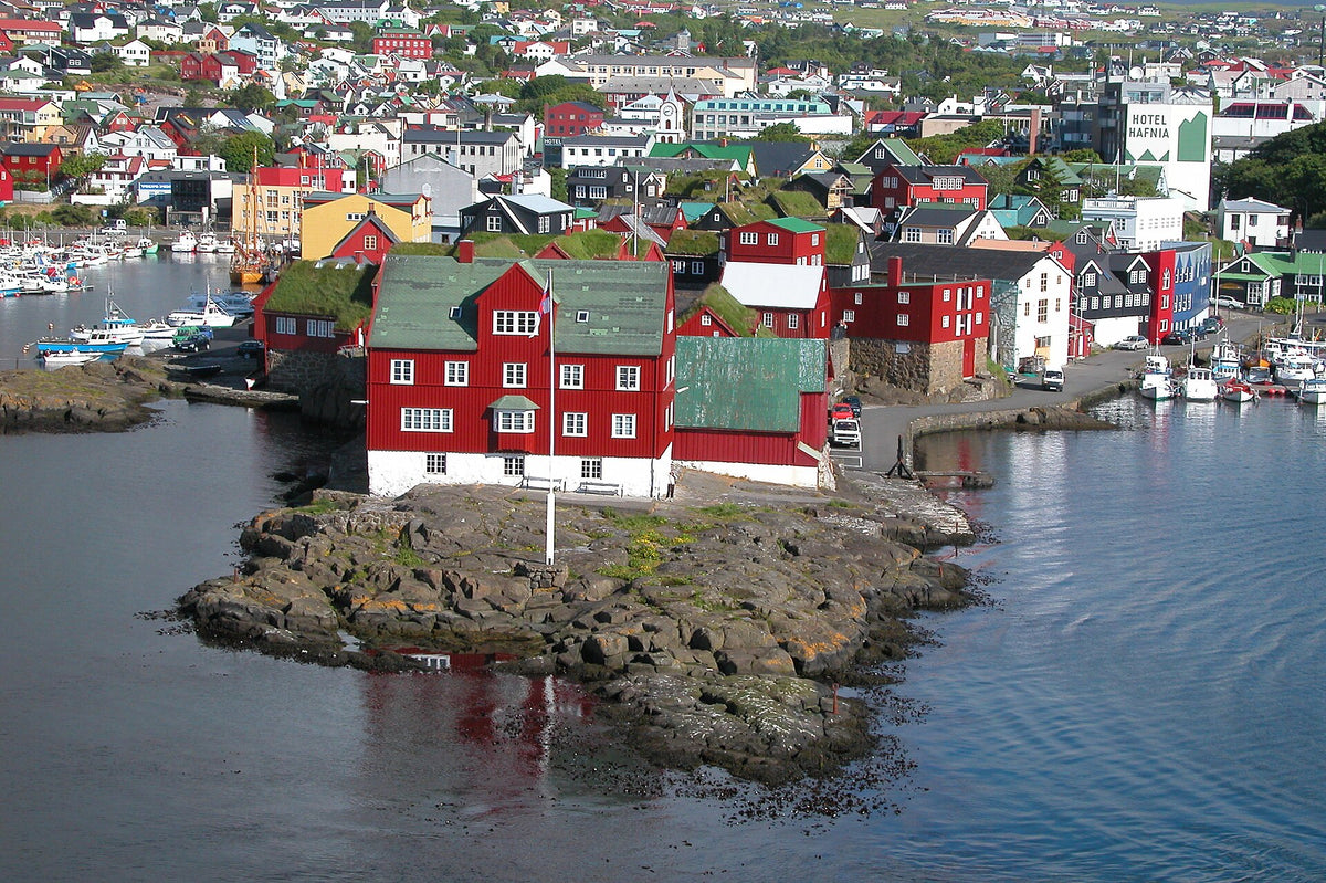 Penisola di Tinganes a Tórshavn con edifici rossi dai tetti d’erba sul mare