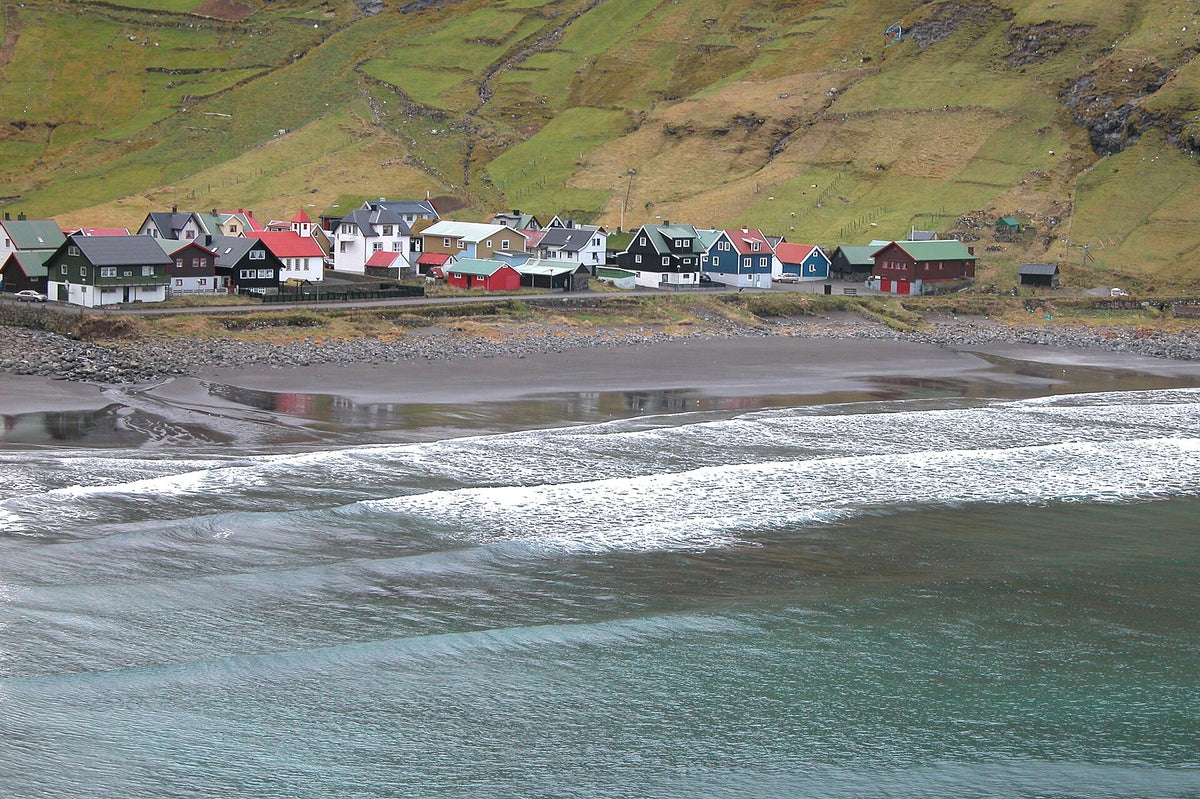 Villaggio di Tjørnuvík in fondo alla valle con spiaggia e case colorate