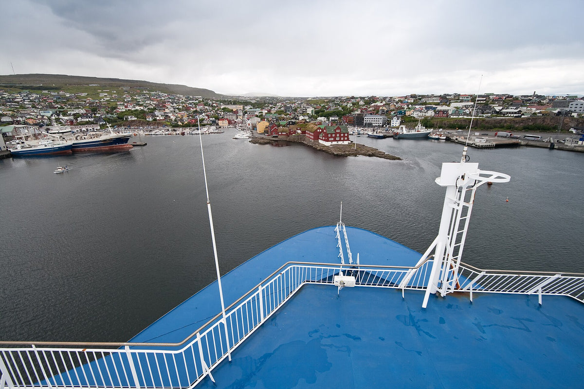 Arrivo in nave nel porto di Tórshavn, capitale delle Isole Fær Øer, con le case colorate sulla collina