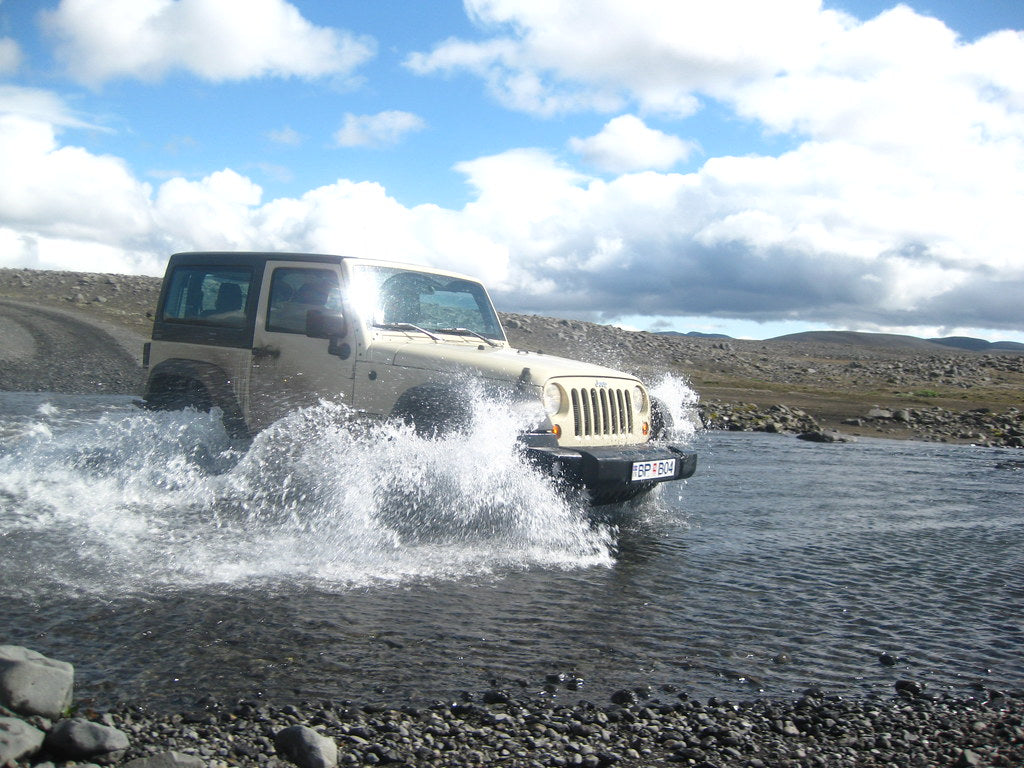 Jeep Wrangler che attraversa un guado sulla pista verso Askja nelle Highlands islandesi