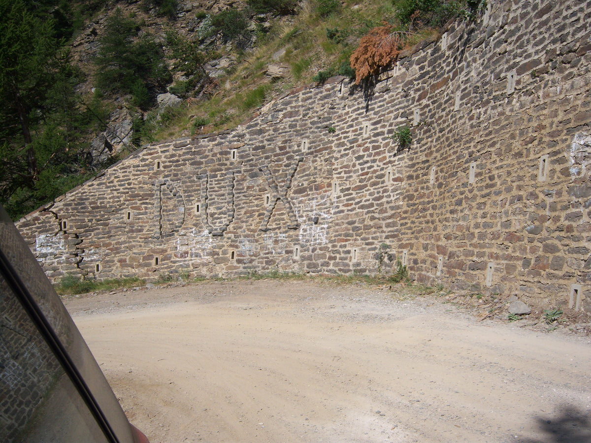 Tornante in pietra sulla strada militare del Monte Jafferau sopra Bardonecchia