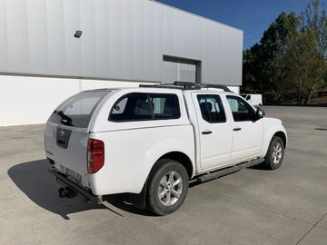 Linextras Starlux – Hard top in vetroresina Nissan Navara D40 cassone lungo 2010–2015 Double Cab con finestrini laterali