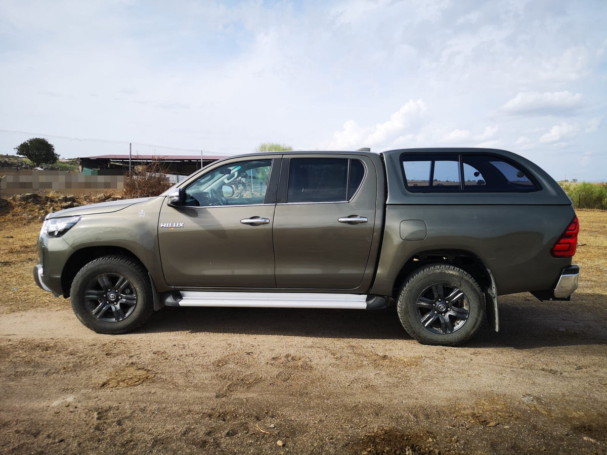 Linextras Starlux – Hard top in vetroresina Toyota Hilux Revo 2020–2025 Extra Cab con finestrini laterali – foto indicativa
