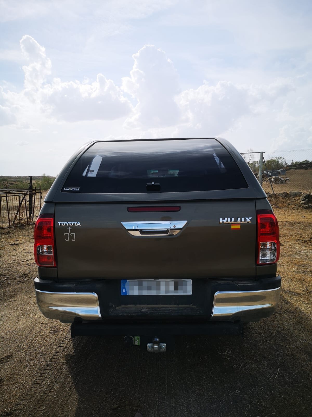 Linextras Starlux – Hard top in vetroresina Toyota Hilux Revo 2020–2025 Extra Cab con finestrini laterali – foto indicativa