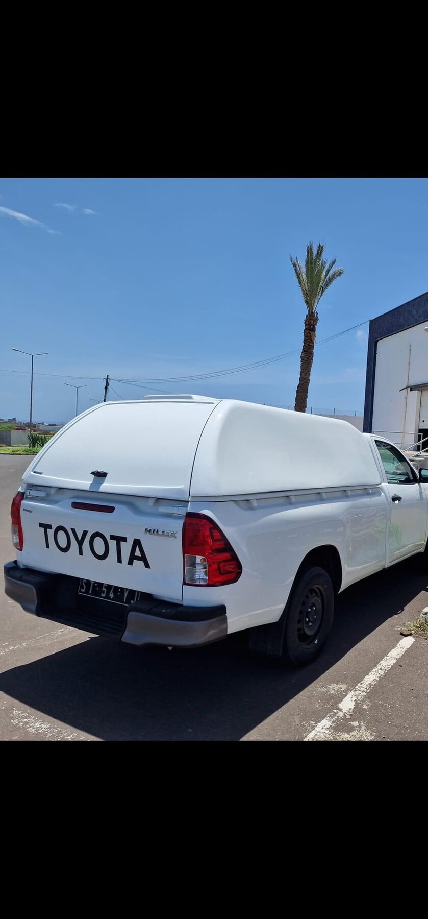 Linextras Starlux – Hard top in vetroresina Toyota Hilux Revo 2020–2025 Extra Cab senza finestrini laterali – foto indicativa