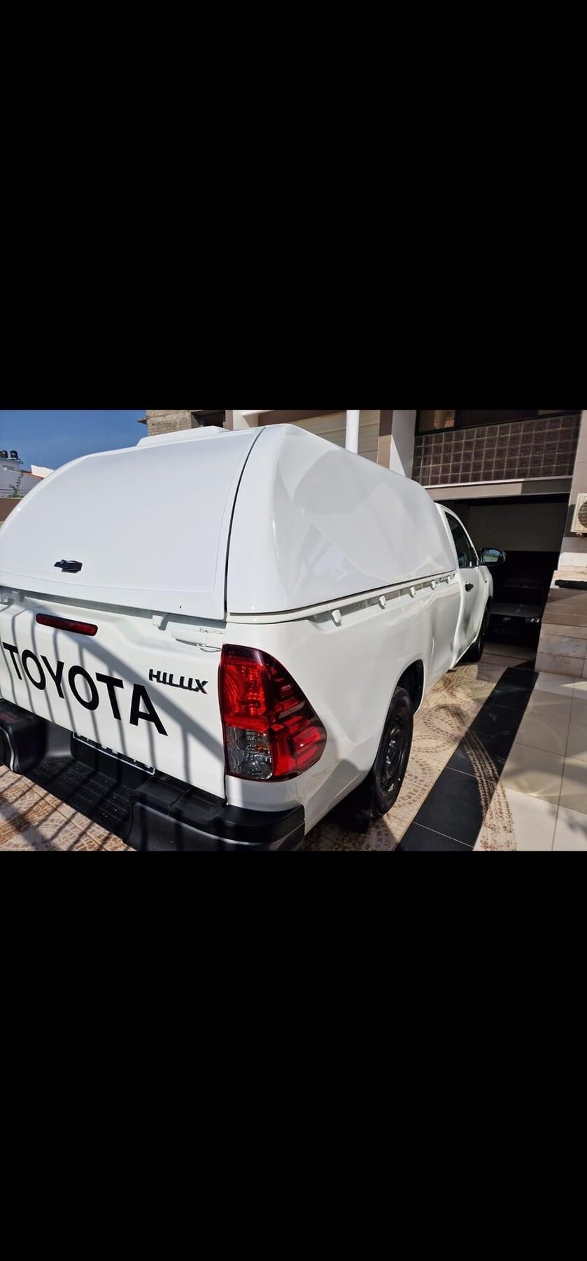 Linextras Starlux – Hard top in vetroresina Toyota Hilux Revo 2020–2025 Extra Cab senza finestrini laterali – foto indicativa
