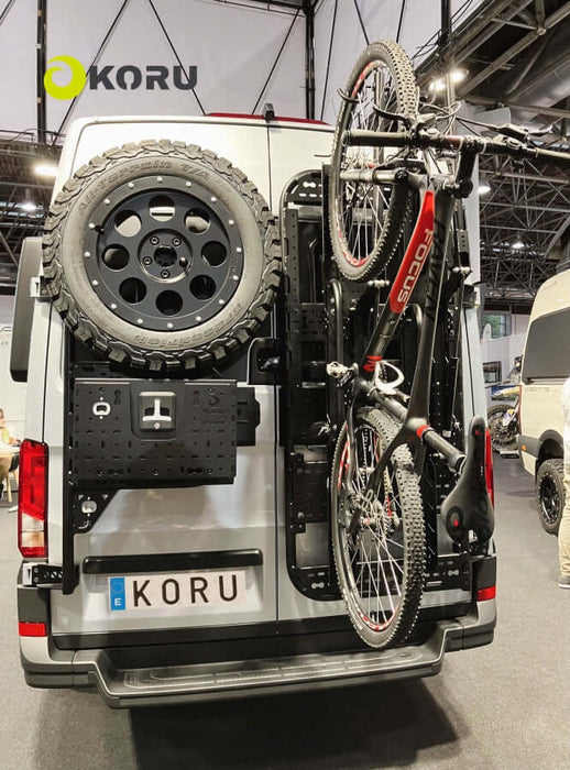 Koru MAN TGE / VW Crafter Supporto ruota posteriore alto con supporto accessori regolabile