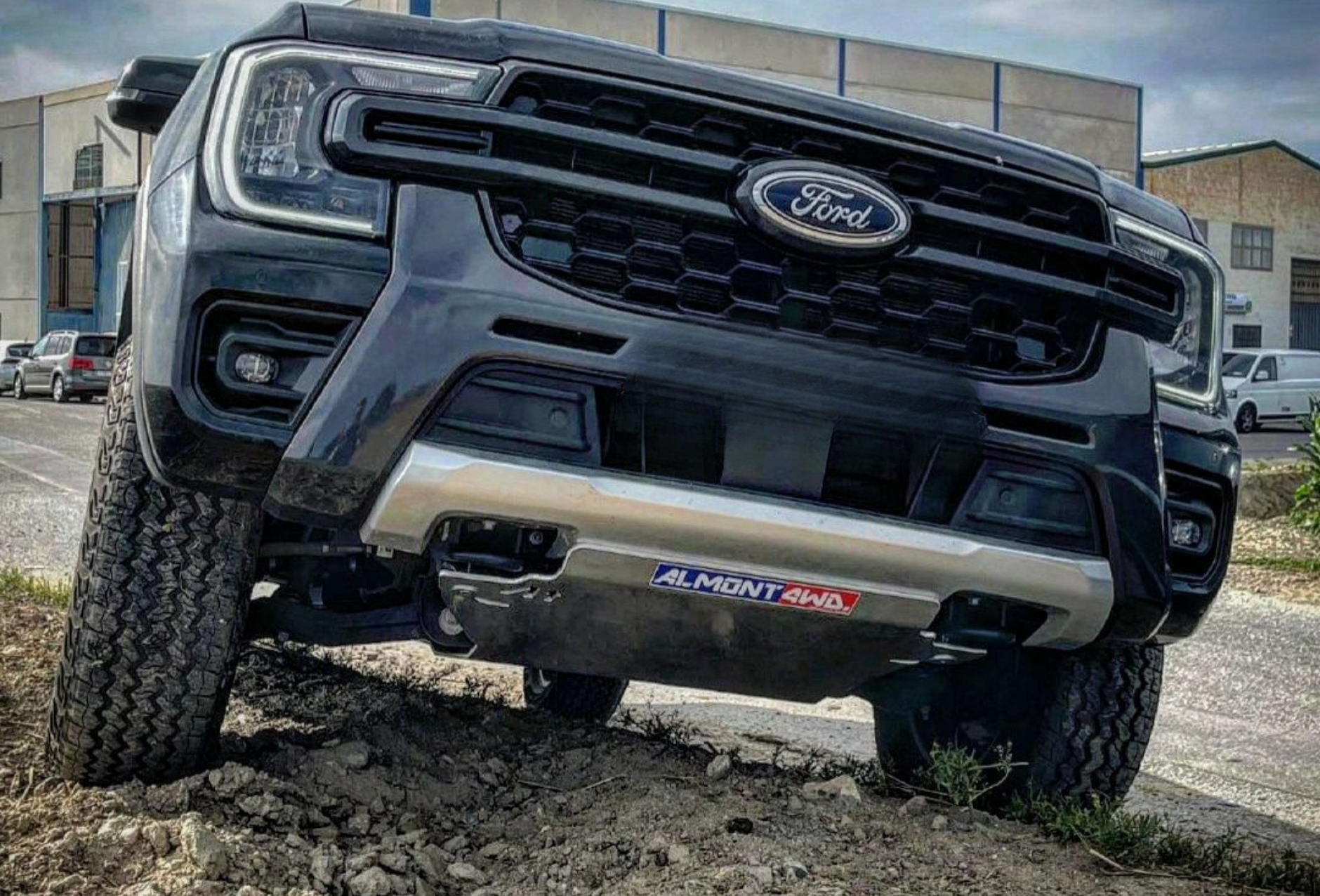 Ford Ranger con piastra di protezione Almont4WD