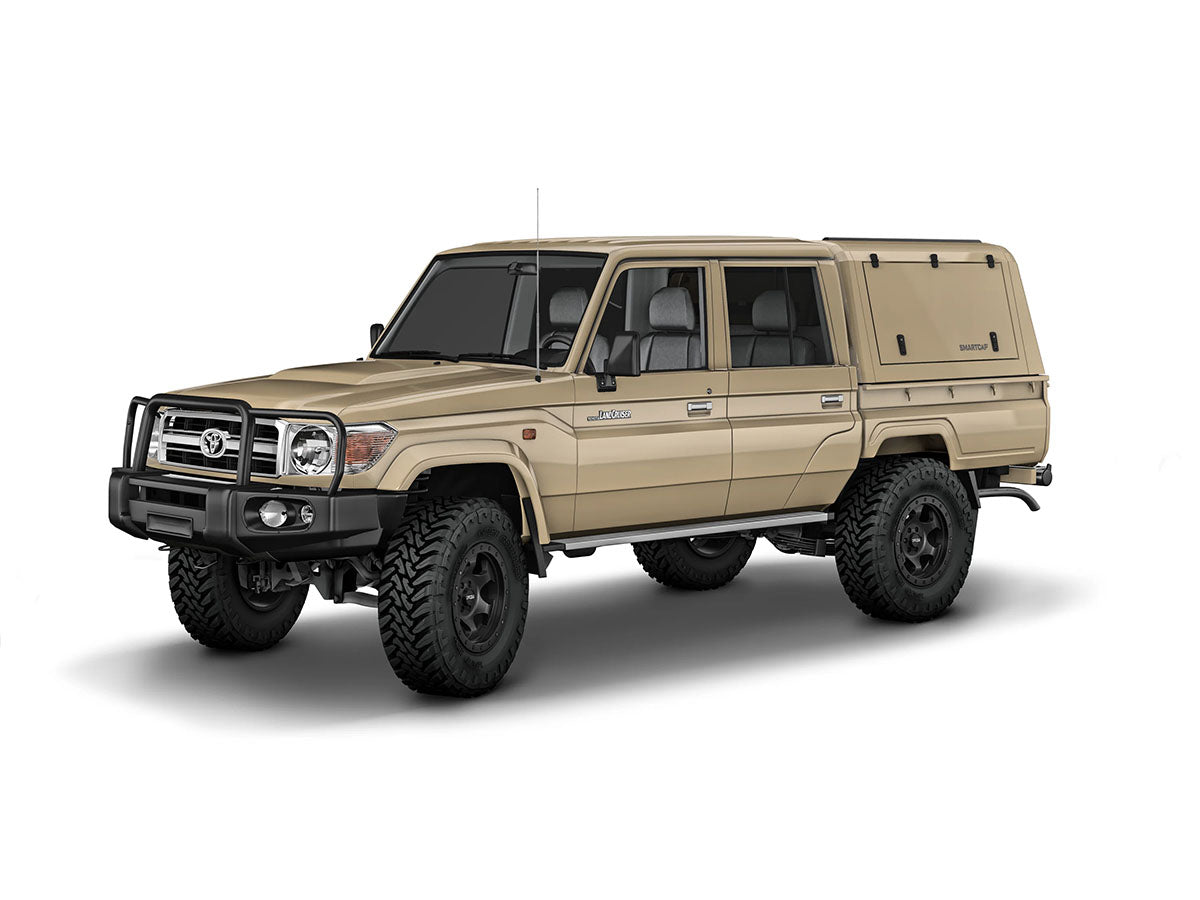Hard top RSI SmartCap EVO LC Commercial per Toyota Land Cruiser 79 Double Cab, vista anteriore 3/4 su sfondo bianco