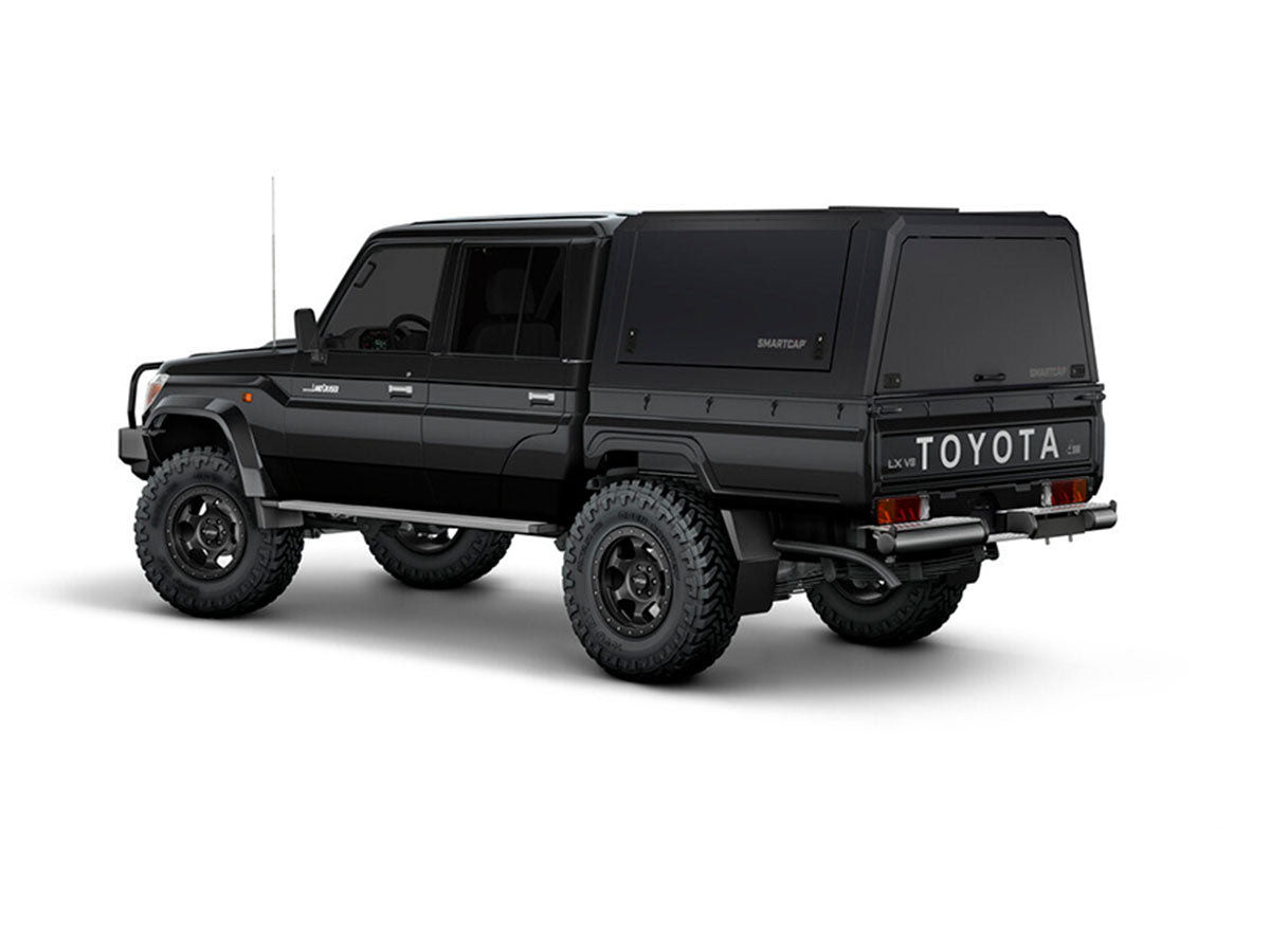 Hard top RSI SmartCap EVO LC Defender per Toyota Land Cruiser 79 Double Cab, vista posteriore 3/4 su sfondo bianco