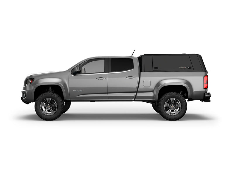 Hard top RSI SmartCap EVOa Adventure per Chevrolet Colorado / GMC Canyon 2015–2022 Crew Cab 5', vista laterale su sfondo bianco