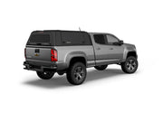 Hard top RSI SmartCap EVOa Adventure per Chevrolet Colorado / GMC Canyon 2015–2022 Crew Cab 5', vista posteriore 3/4 lato destro su sfondo bianco
