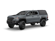 Hard top RSI SmartCap EVOa Adventure per Chevrolet Colorado / GMC Canyon 2015–2022 Extended Cab 6', vista anteriore 3/4 su sfondo bianco
