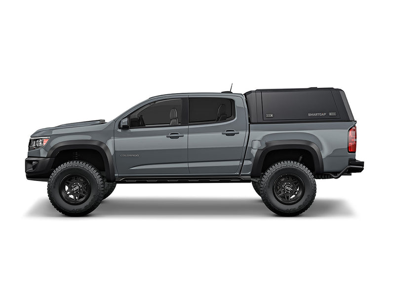 Hard top RSI SmartCap EVOa Adventure per Chevrolet Colorado / GMC Canyon 2015–2022 Extended Cab 6', vista laterale su sfondo bianco