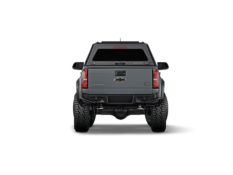 Hard top RSI SmartCap EVOa Adventure per Chevrolet Colorado / GMC Canyon 2015–2022 Extended Cab 6', vista posteriore su sfondo bianco