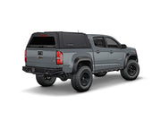 Hard top RSI SmartCap EVOa Adventure per Chevrolet Colorado / GMC Canyon 2015–2022 Extended Cab 6', vista posteriore 3/4 lato destro su sfondo bianco