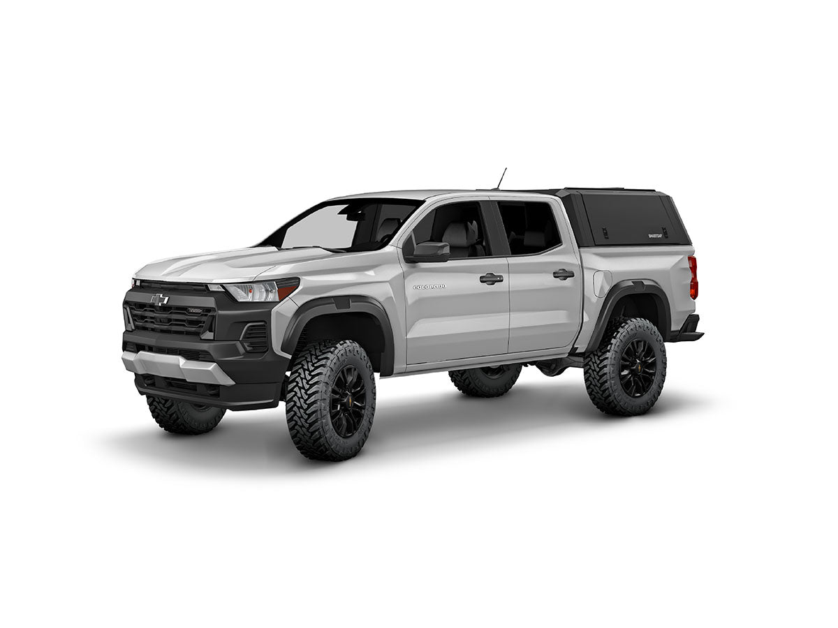 Hard top RSI SmartCap EVOa Adventure per Chevrolet Colorado / GMC Canyon 2023+ Crew Cab 5', vista anteriore 3/4 su sfondo bianco