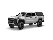 Hard top RSI SmartCap EVOa Adventure per Chevrolet Colorado / GMC Canyon 2023+ Crew Cab 5', vista anteriore 3/4 su sfondo bianco