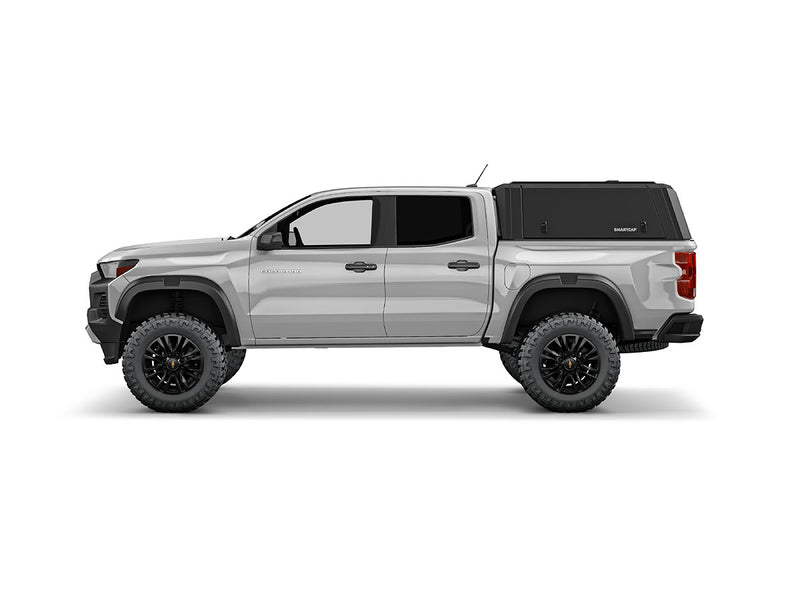 Hard top RSI SmartCap EVOa Adventure per Chevrolet Colorado / GMC Canyon 2023+ Crew Cab 5', vista laterale su sfondo bianco
