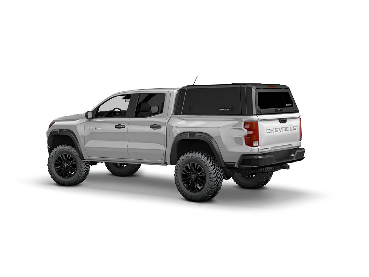 Hard top RSI SmartCap EVOa Adventure per Chevrolet Colorado / GMC Canyon 2023+ Crew Cab 5', vista posteriore 3/4 su sfondo bianco