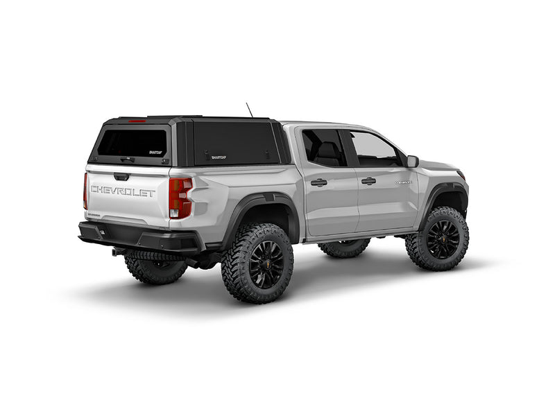 Hard top RSI SmartCap EVOa Adventure per Chevrolet Colorado / GMC Canyon 2023+ Crew Cab 5', vista posteriore 3/4 lato destro su sfondo bianco