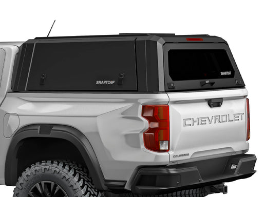 Hard top RSI SmartCap EVOa Adventure per Chevrolet Colorado / GMC Canyon 2023+ Crew Cab 5', vista posteriore 3/4 ravvicinata