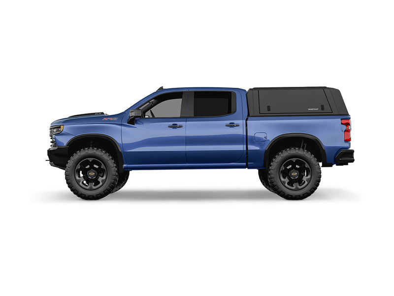 Hard top RSI SmartCap EVOa Adventure per Chevrolet Silverado / GMC Sierra 1500 2019+ Short Bed 5,8', vista laterale su sfondo bianco