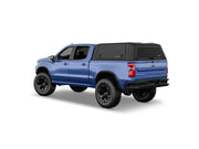 Hard top RSI SmartCap EVOa Adventure per Chevrolet Silverado / GMC Sierra 1500 2019+ Short Bed 5,8', vista posteriore 3/4 su sfondo bianco