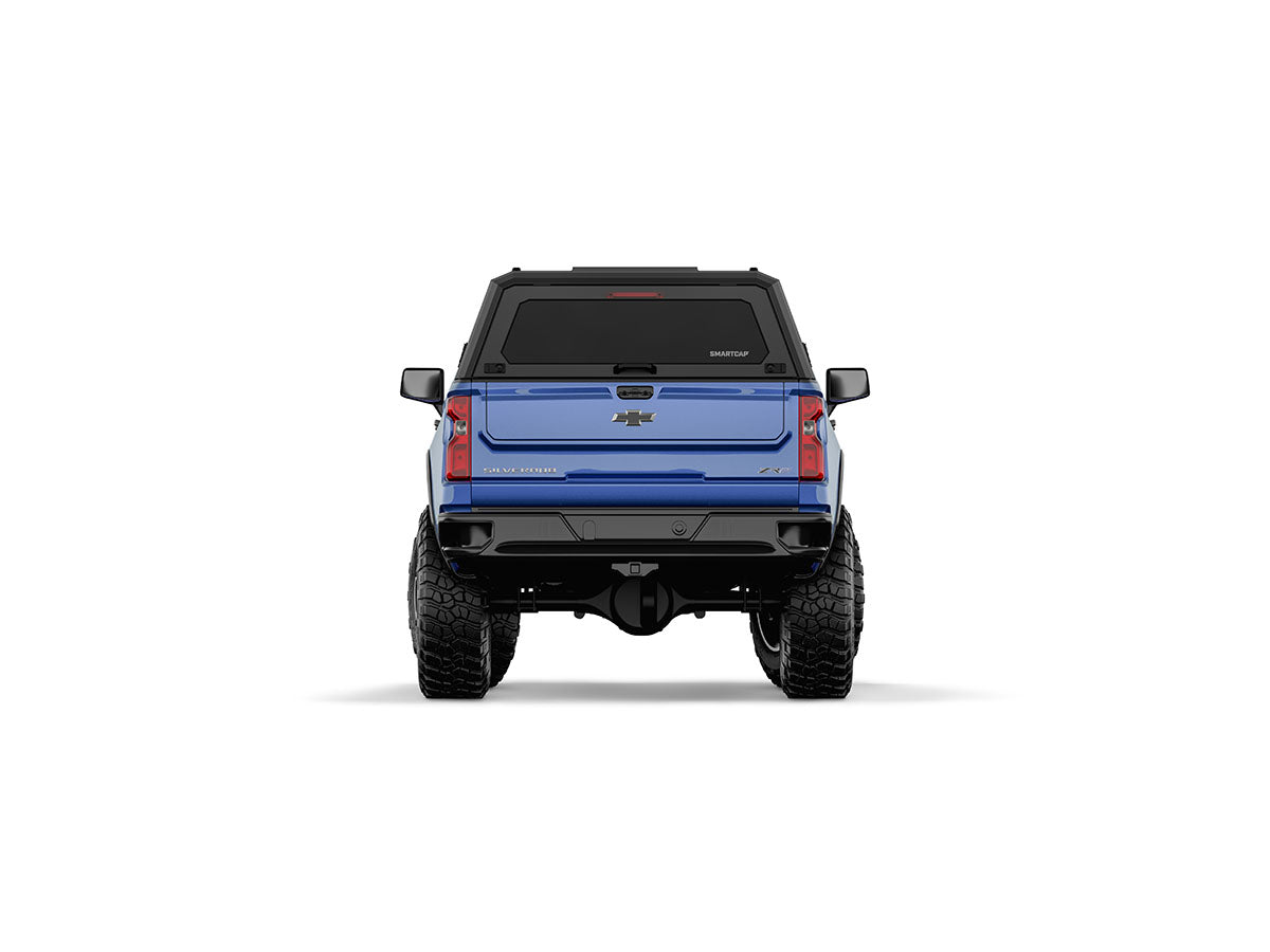 Hard top RSI SmartCap EVOa Adventure per Chevrolet Silverado / GMC Sierra 1500 2019+ Short Bed 5,8', vista posteriore su sfondo bianco