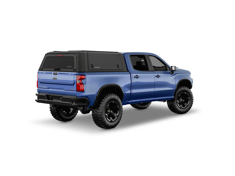 Hard top RSI SmartCap EVOa Adventure per Chevrolet Silverado / GMC Sierra 1500 2019+ Short Bed 5,8', vista posteriore 3/4 lato destro su sfondo bianco