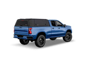 Hard top RSI SmartCap EVOa Adventure per Chevrolet Silverado / GMC Sierra 1500 2019+ Standard Bed 6,5', vista posteriore 3/4 lato destro su sfondo bianco