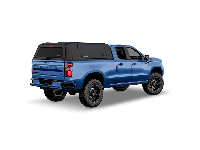 Hard top RSI SmartCap EVOa Adventure per Chevrolet Silverado / GMC Sierra 1500 2019+ Standard Bed 6,5', vista posteriore 3/4 lato destro su sfondo bianco