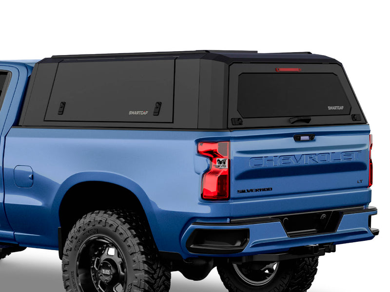 Hard top RSI SmartCap EVOa Adventure per Chevrolet Silverado / GMC Sierra 1500 2019+ Standard Bed 6,5', vista posteriore 3/4 ravvicinata