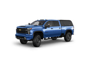 Hard top RSI SmartCap EVOa Adventure per Chevrolet Silverado / GMC Sierra 2500/3500 HD 2020+, vista anteriore 3/4 su sfondo bianco