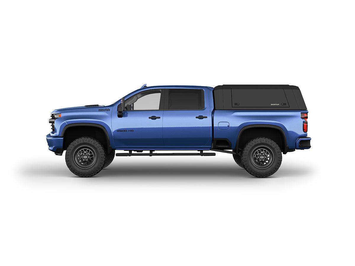 Hard top RSI SmartCap EVOa Adventure per Chevrolet Silverado / GMC Sierra 2500/3500 HD 2020+, vista laterale su sfondo bianco