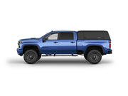Hard top RSI SmartCap EVOa Adventure per Chevrolet Silverado / GMC Sierra 2500/3500 HD 2020+, vista laterale su sfondo bianco