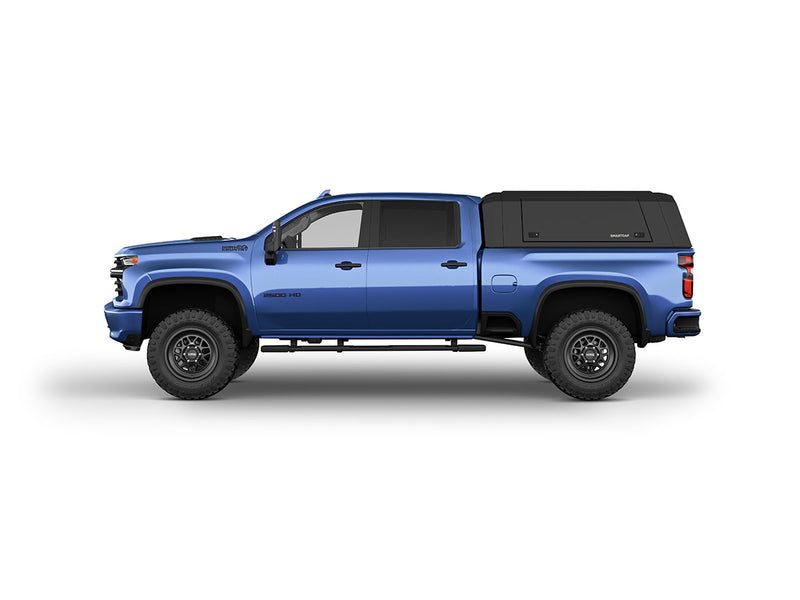 Hard top RSI SmartCap EVOa Adventure per Chevrolet Silverado / GMC Sierra 2500/3500 HD 2020+, vista laterale su sfondo bianco