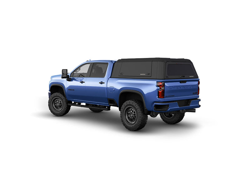 Hard top RSI SmartCap EVOa Adventure per Chevrolet Silverado / GMC Sierra 2500/3500 HD 2020+, vista posteriore 3/4 su sfondo bianco